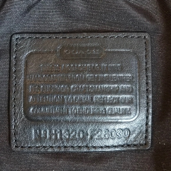 COACH PEYTON ARTEMBOSSED PATENT MULTIFUNCTION TOTE - Picture 4 of 8